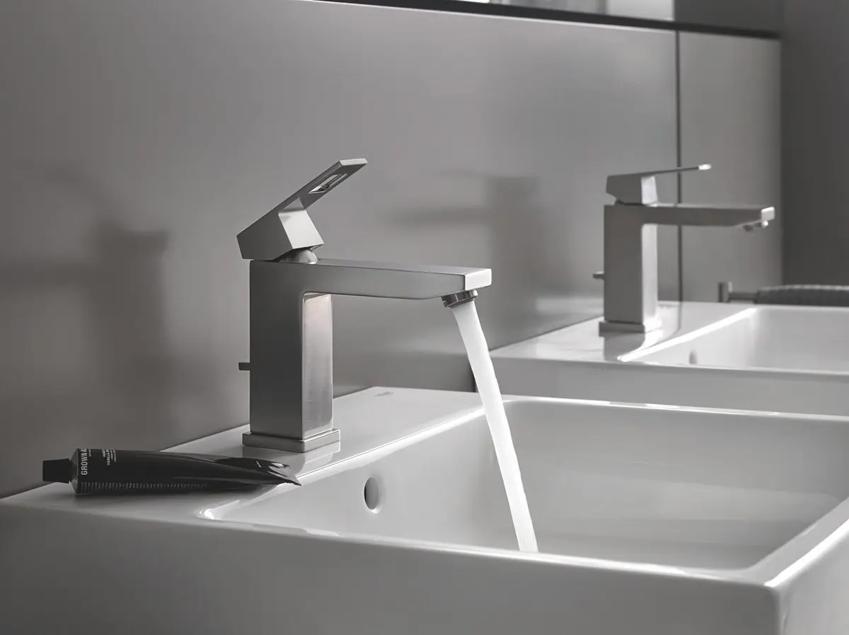 Nowoczesna bateria Grohe przy umywalce